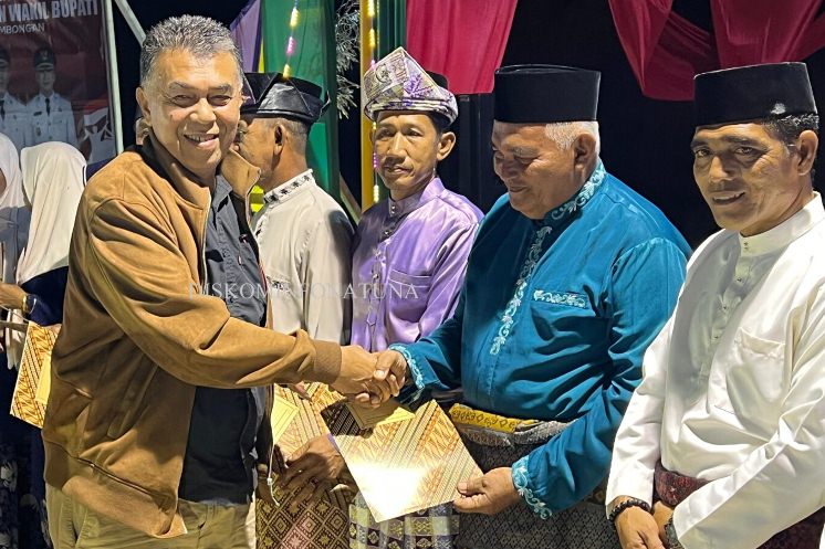 Bupati Wan Siswandi saat menyampaikan penghargaan di acara Gebyar HUT ke-18 Kecamatan Pulau Tiga Natuna, tadi malam. (ft kominfonatuna)