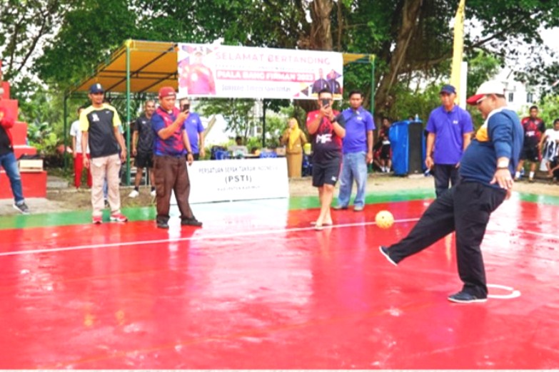 Bupati melakukan service perdana tanda resmi dibukanya Turnamen Takraw Piala Bang Firman 2023 di Tanjungbalai Karimun, kemarin. (ft prokopim)