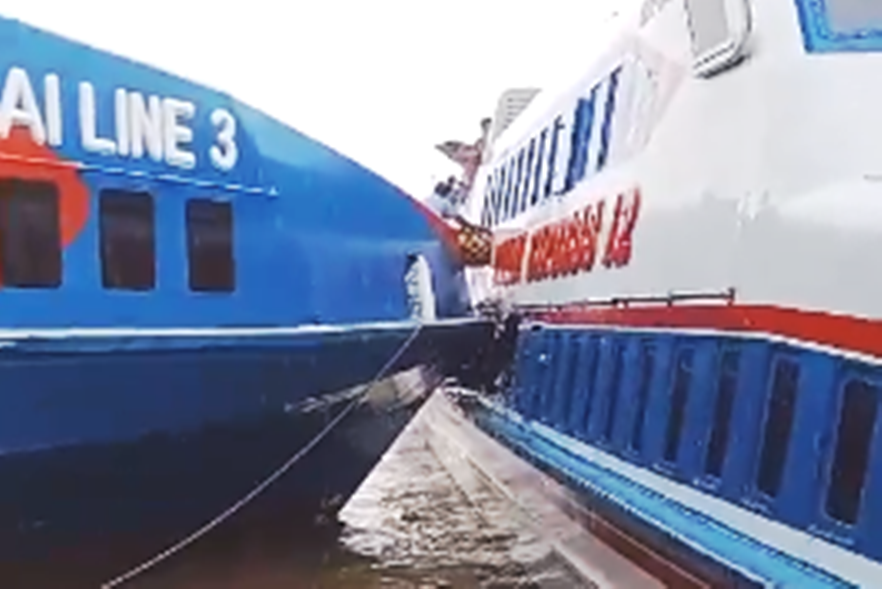 Kapal Dumai 3 tabrak Kapal Dumai 12 di Selat Panjang. (ft ss videoamatir)