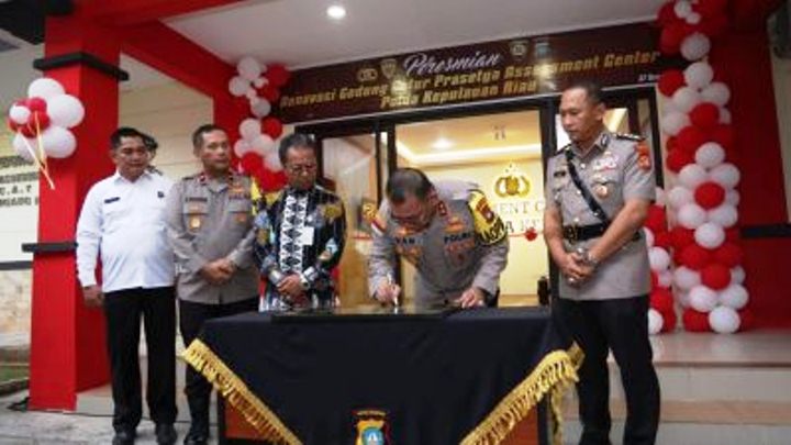 Kapolda Yan Fitri saat menandatangani prasasti Gedung Catur Prasetya Polda Kepri,. pagi tadi. (ft humaspoldakepri)