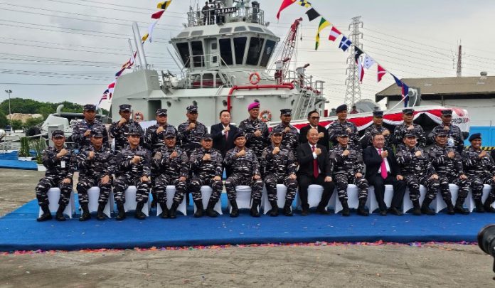 Komandan Lantamal IV Batam Laksamana Pertama TNI Tjatur Soniarto CHRMP M Tr Opsla hadiri peresmian kapal tunda (Harbour Tug) Ranai 405. (ft dantanlanaliv)