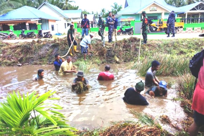 Koramil 01 Balai Karimun Gelar Aksi Bersih-bersih di Desa Tanjung Hutan