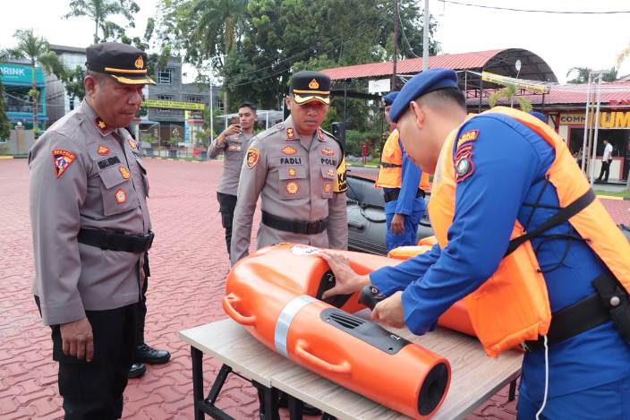 Pengecekan peralatan keselamatan menghadapi bencana di Mapolres Karimun, kemarin. (ft yudi)
