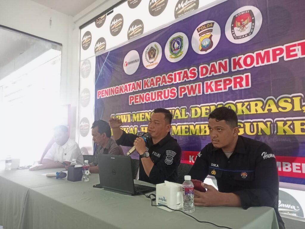 Polda Kepri saat menyosialisasi terkait Hoaks di Batam. (ft pwikepri)