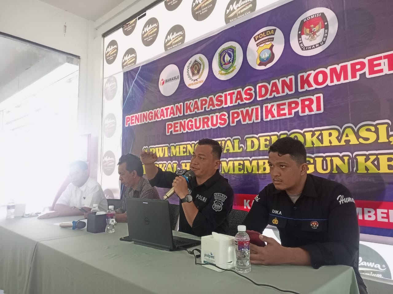 Polda Kepri saat menyosialisasi terkait Hoaks di Batam. (ft pwikepri)