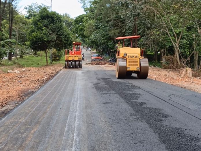 Proses perbaikan jalan yang amblas di Tiban, foto diambil beberapa hari lalu. (ft restu)