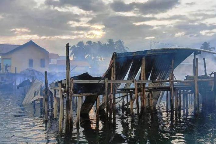 Kebakaran, 5 Rumah Warga di Desa Batu Belubang Kabupaten Lingga Luluh Lantak