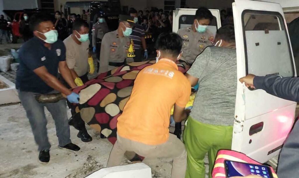 Tim Inafis Polres Karimun mengevakuasi jenazah Suhendro ke dalam ambulans untuk dibawa ke RSUD Muhammad Sani, Sabtu malam tadi. (ft humaspolres)