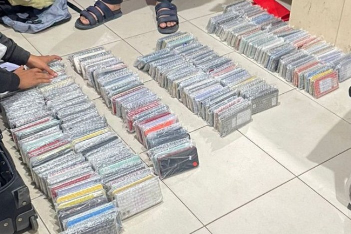 445 Unit I-Phone Selundupan Ditegah BC Batam di Bandara Hang Nadim saat akan Dikirim ke Jakarta
