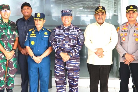 Bupati Aunur Rafiq bersama Pangkoarmada I serta FKPD Kabupaten Karimun berfoto bersama sebelum kepulangan Pangkoarmada I di Pelabuhan Tanjungbalai Karimun, kemarin, (ft prokopim)