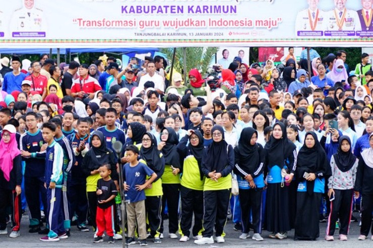 Peserta jalan santau HUT ke-78 PGRI di Coastal Area Karimun, pagi tadi. (ft yudi)