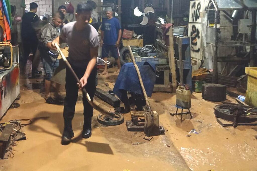 Sejumlah rumah warga yang terendam lumpur akibat tanggul penampung air pecah di Moro, dini hari tadi. (ft yudi)