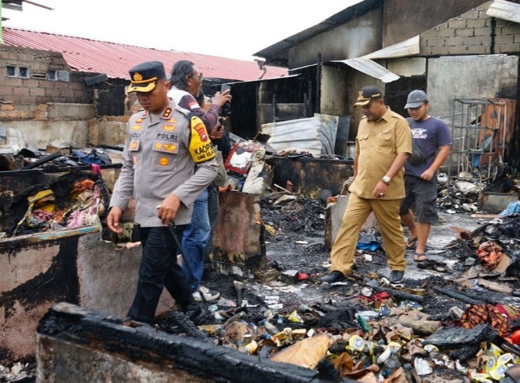 Bupati Aunur Rafiq Tinjau dan Beri Bantuan Korban Kebakaran dan Puting Beliung di Sungai Lakam Barat