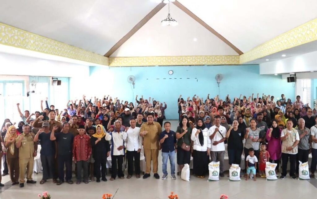 Bupati Roby Kurniawan berfoto bersama dengan masyarakat penerima manfaat beras cadangan pangan, kemarin. (ft mcbintan)