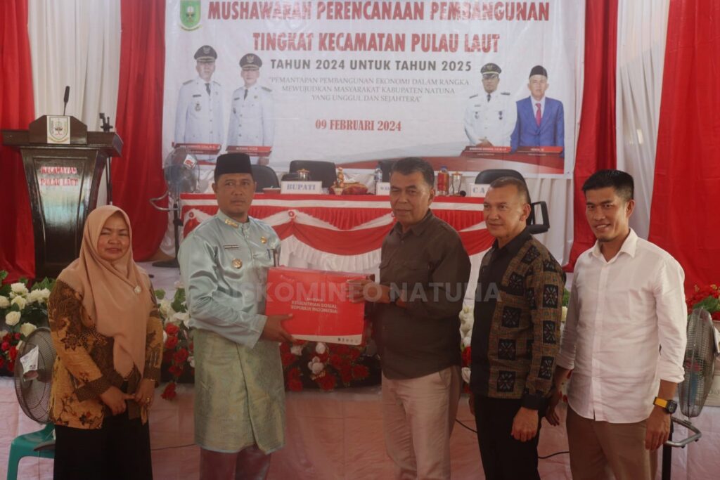 Bupati Wan Siswandi simbolik menyerahkan kartu BPJS Ketenagakerjaan kemarin. (ft kominfonatuna)