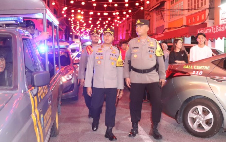 Kapolres AKBP Fadli Agus saat meninjau perayaan Imlek di Meral. tadi malam. (ft yudi)