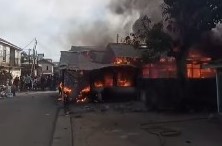 Kebakaran di Kolong Telaga Tujuh Karimun, sore tadi. (ft yudi)