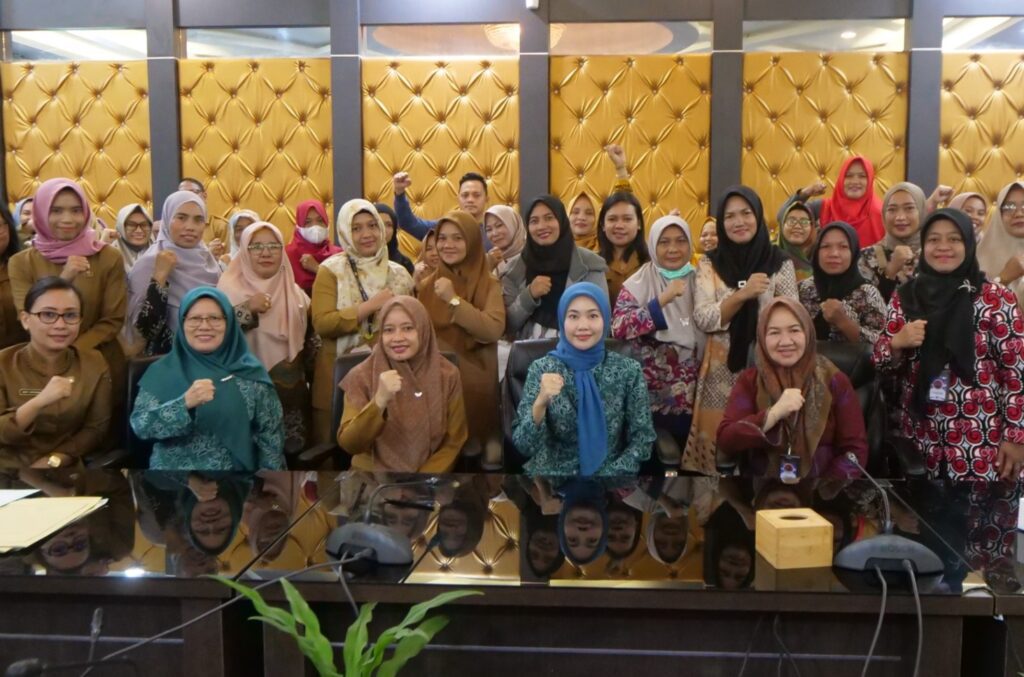 Pertemuan Si Bima kelas BKB Emas Kebupaten Bintan melalui zoom meeting di Ruang Rapat II Bandar Seri Bentan., siang tadi. (ft amar)