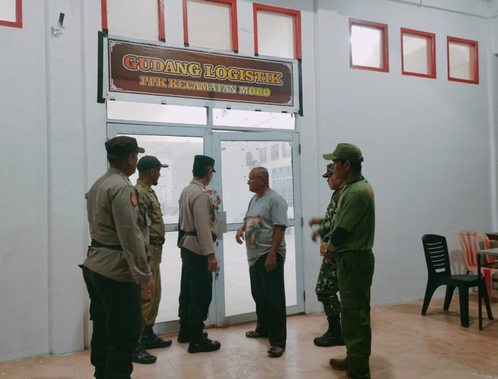 Petugas keamanan saat menjaga gudang logistik PPK Tebing, pagi tadi. (ft yudi)