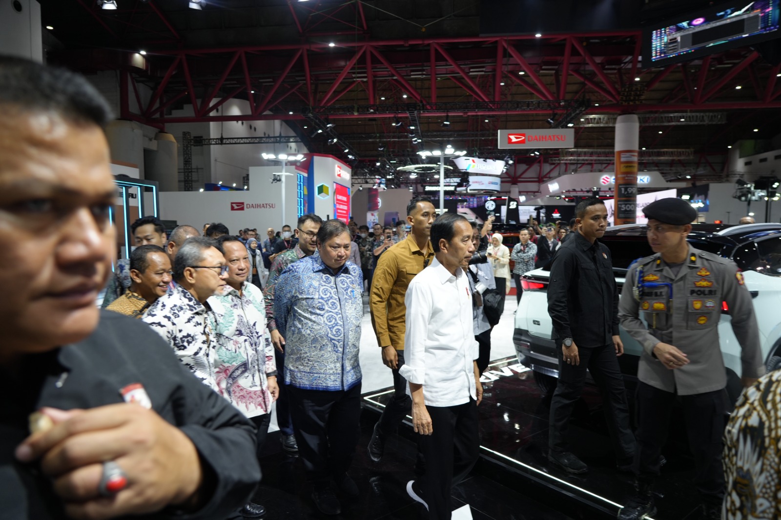 Presiden Jokowi: Tingkatkan Local Content Kendaraan Bermotor Listrik Berbasis Baterai!
