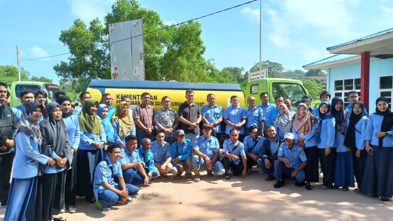 Dukung Perumda Tirta Nusa, Pemkab Natuna Sampaikan Bantuan Satu Unit Mobil Tanki