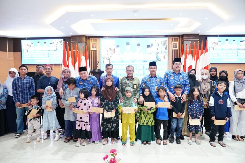 Jefridin berfoto usai menyerahkan SK Pensiun dan Santuni Janda dan Anak Yatim PNS Pemko Batam. (ft mcbatam)