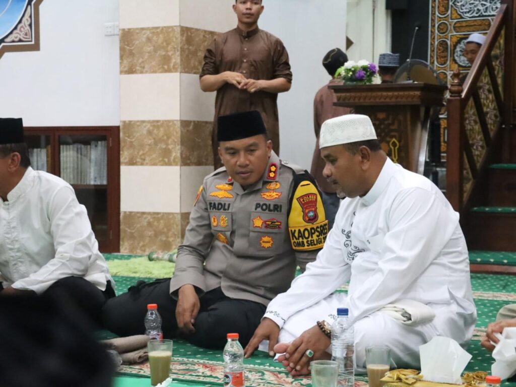 Kapolres Karimun dan Bupati Karimun saat menggelar kegiatan keagamaan, tadi malam. (ft humaspolres)