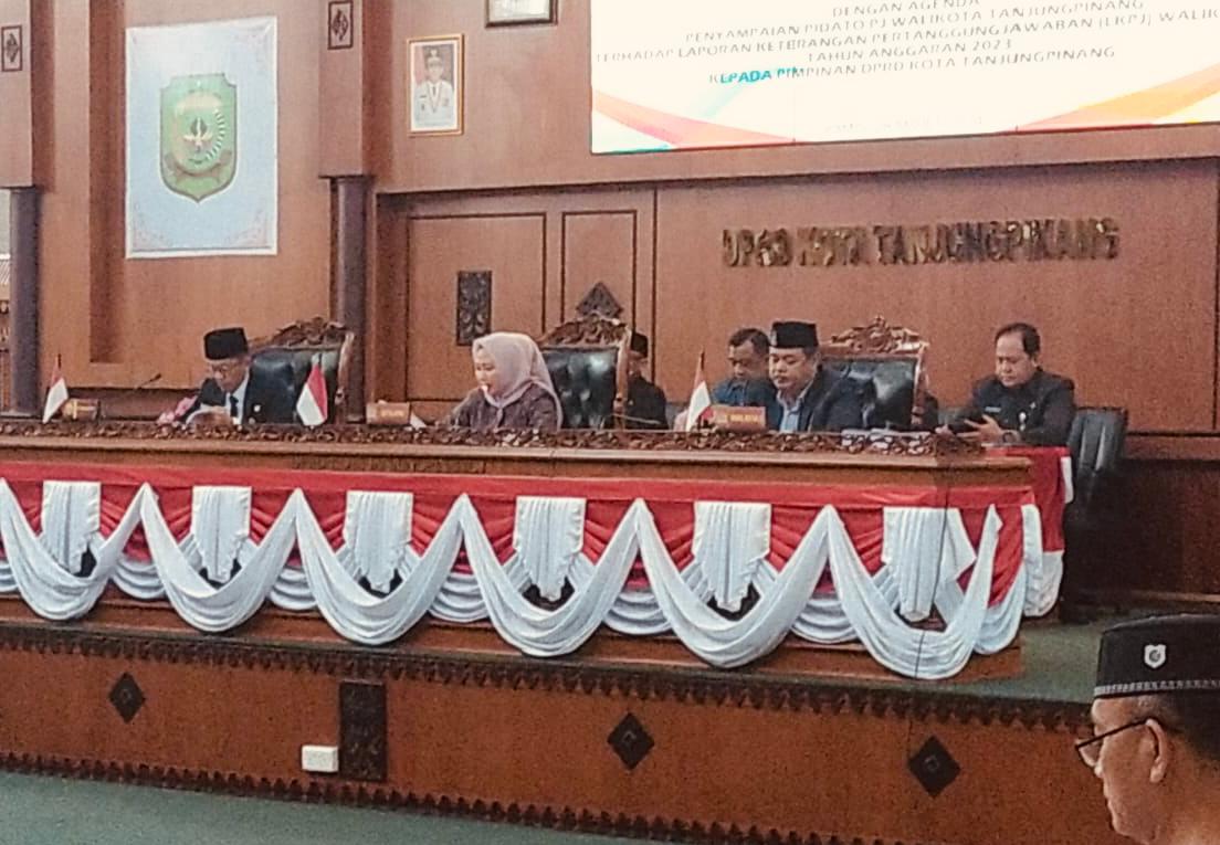 Pj Wako Hasan saat menyampaikan pidato penyampaian LKPJ TA 2023 di DPRD Tanjungpinang, kemarin. (ft diskominfotjpinang)