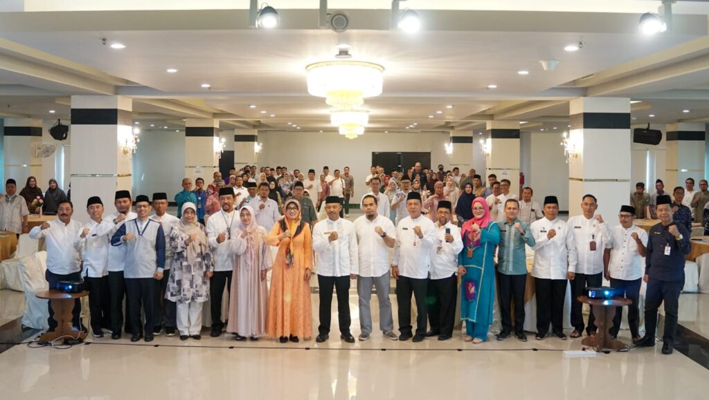 Sekdaprov Kepri Adi Prihantara berfoto bersama dengan peserta Forum Perangkat Daerah Provinsi Kepulauan Riau Tahun 2024 bertempat di Grand Ballroom Hotel CK, Tanjungpinang. (ft diskominfokepri)