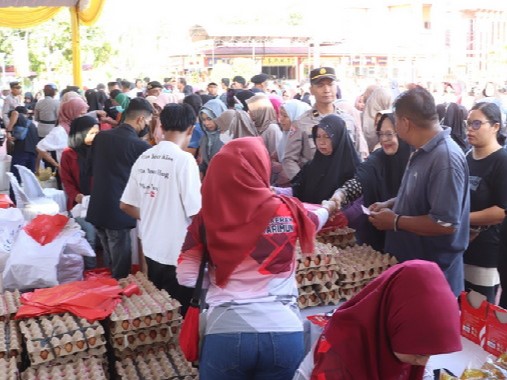 Warga Serbu Mapolres Karimun untuk Dapat Barang Kebutuhan Murah