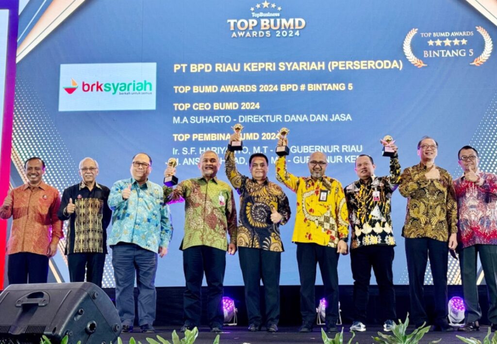 TOP BUMD Awards 2024 yang diselenggarakan di Dian Ballroom Lt.11, Hotel Raffles, Jakarta. (ft diskominfokepri)