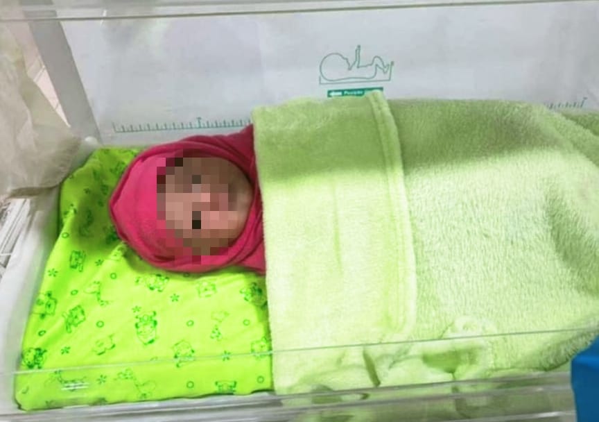 Bayi yang ditemukan warga Baran Timur Meral saat dievakuasi di RSUD Muhammad Sani, pagi ini. (ft mimi)