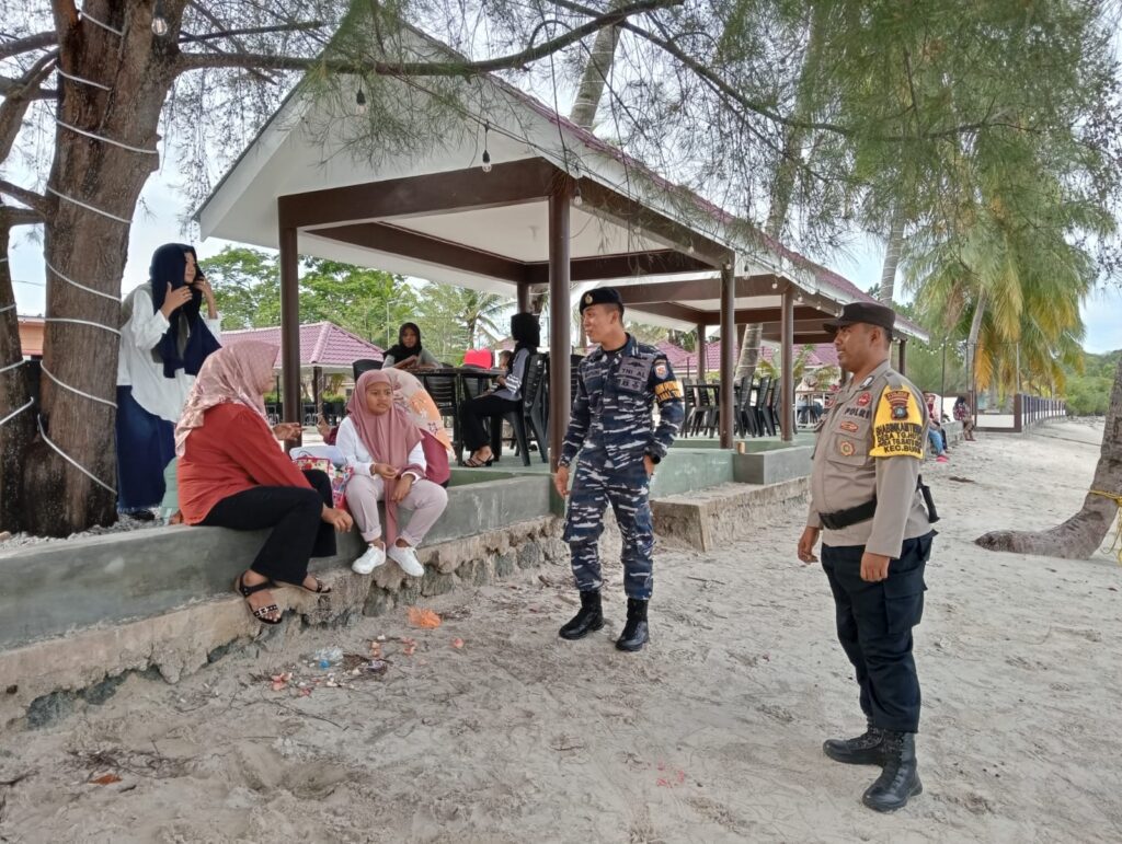 Aparat Polres Karimun dan TNI sedang melakukan pengamanan di obyek Wisata pantai Ketam, siang tadi. (ft yudi)