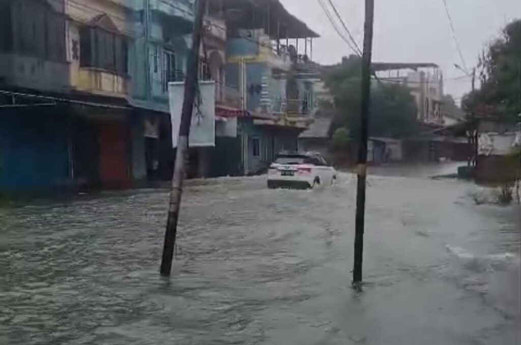 Banjir di Kawasan Pelipit Karimun, pagi ini. (ft ss jantro)