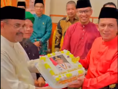 HUT ke-60, Gubernur Ansar Ahmad Dapat Kejutan Kue Ultah dari Bupati Aunur Rafiq