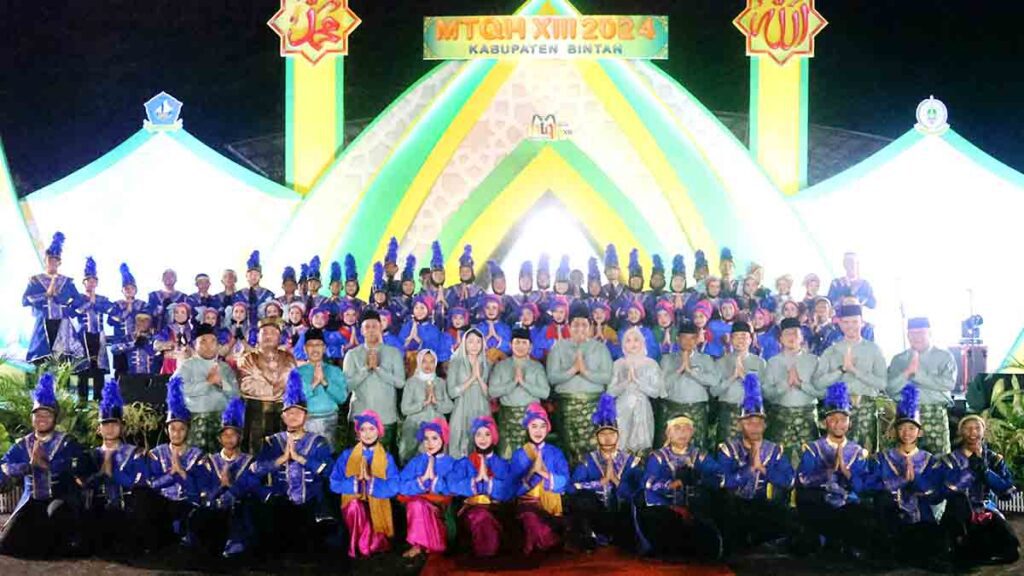 Bupati Bintan Roby Kurniawan dan Wakil Bupati Bintan Ahdi Muqsith beserta istri berfoto bersama di depan Astaka Utama MTQH XIII Kabupaten Bintan 2024, kemarin malam. (ft amar)