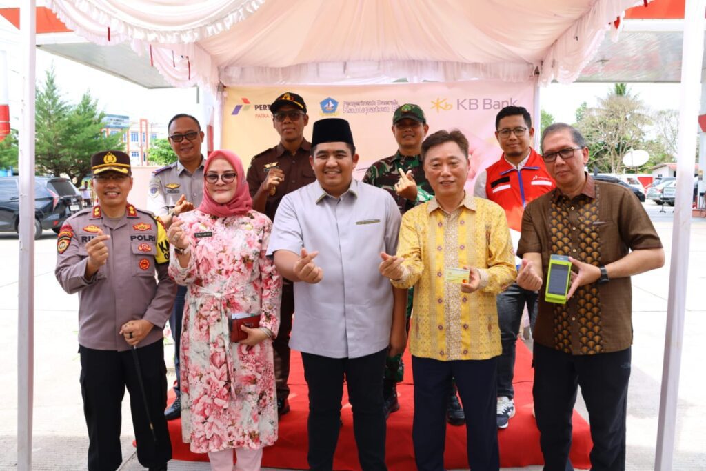 Bupati Roby Kurniawan saat melaunching Kartu Solar Subsidi di Bintan, kemarin sore. (ft amar)