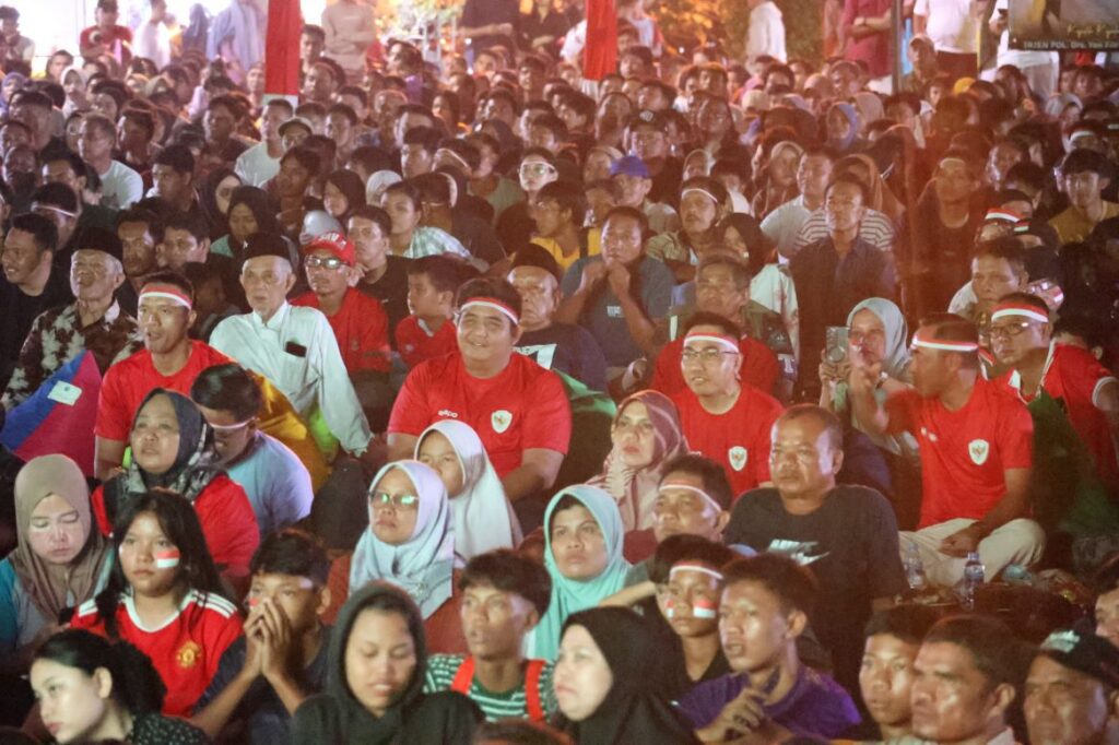 Bupati Roby di tengah masyarakat yang menyaksikan pertandingan Piala Asia U23 di Lapangan Relief Antam Kijang, tadi malam. (ft amar)