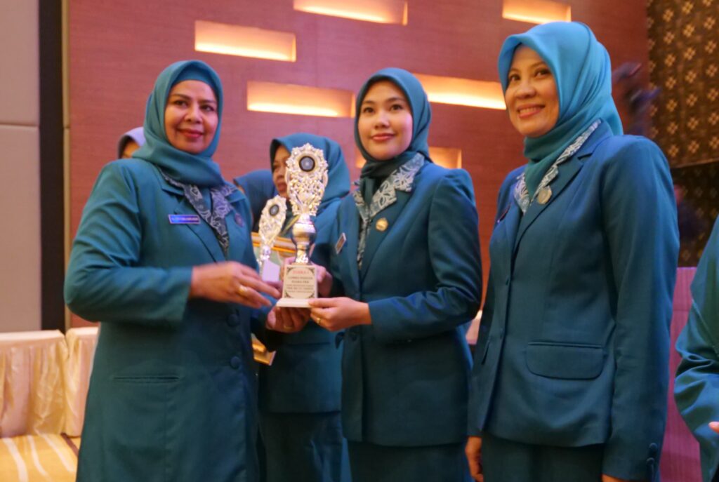 Hafizha Ramadhani (kedua dari kanan) saat menerima piala dari Jambore PKK se-Kepri di Kota Batam, tadi malam. (ft humasbintan)