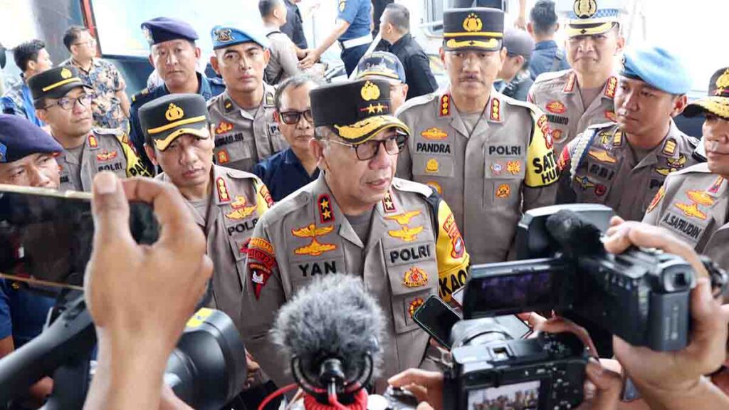 Kapaloda Kepri Yan Fitri Halimansyah saat diwawancarai wartawan di sebuah acara, beberapa waktu lalu. (ft restu)
