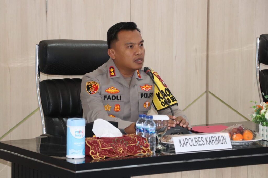 Kapolres Karimun AKBP Fadli Agus saat menyampaikan keterangan pers, belum lama ini. (ft dok lendoot yudi)