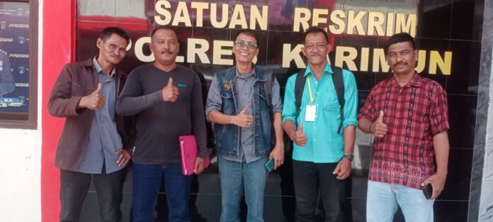 Ketua Barikade Aktivis 98 Kepri, Rahmat Kurniawan beserta lima warga Desa Sanglar saat membuat aduan ke Polres Karimun, siang tadi. (ft sunar)