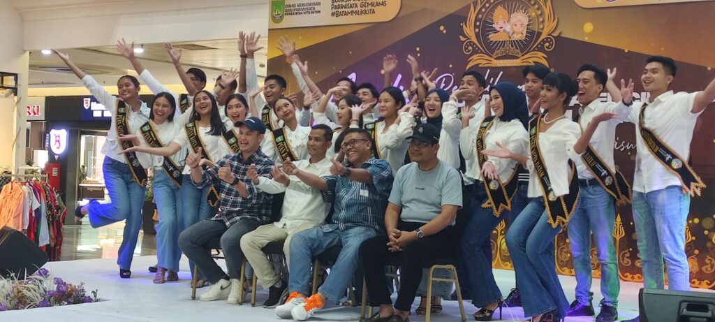Para finalis Duta Wisata Batam 2024 berfoto bersama, siang tadi. (ft restu)