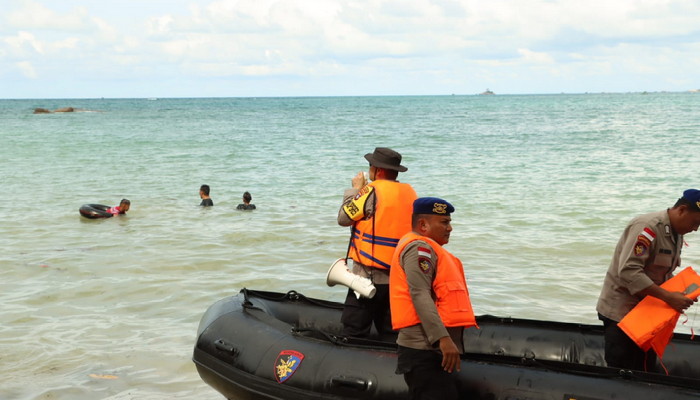 Personel Polres Bintan memberikan himbauan kepada pengunjung wisata pantai, kemarin sore. (ft humaspolresbintan)