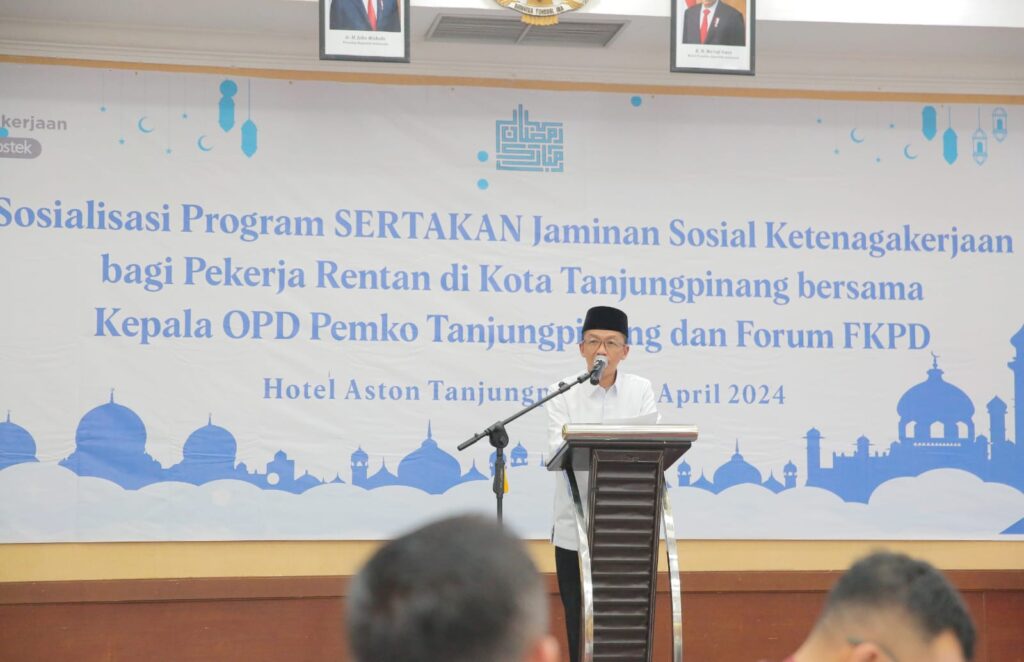 Pj Wako Tanjungpinang Hasan saat acara sosialisasi BPJS Ketenagakerjaan bagi pekerja rentan dan miskin ekstrem, kemarin sore. (ft kominfotjpinang)