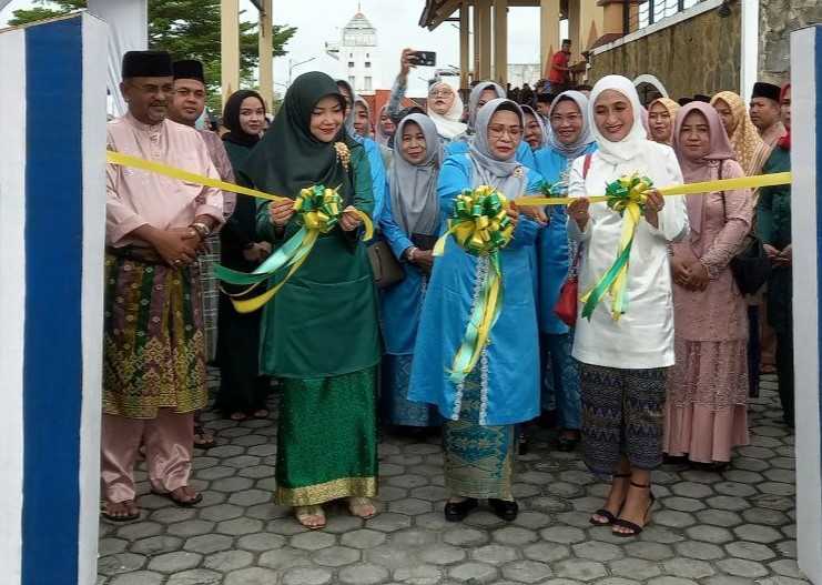 Raja Azmah Aunur Rafiq saat membuka resmi bazar UMKM di MTQ XVI di Coastal Area, kemarin sore, (ft yudi)
