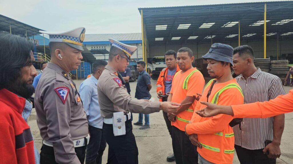 Satlantas Polres Barelang saat menyosialsiasikan SOP kepada sopir trailer di Batu Ampar, kemarin sore. (ft restu)