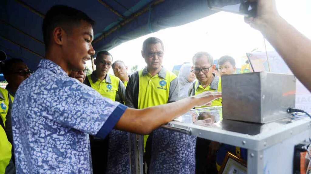 Sekda Kota Tanjungpinang, Zulhidayat mendengarkan penjelasan peserta Lomba Inovasi Teknologi Tepat Guna (TTG) Tingkat Nasional. (ft amar)