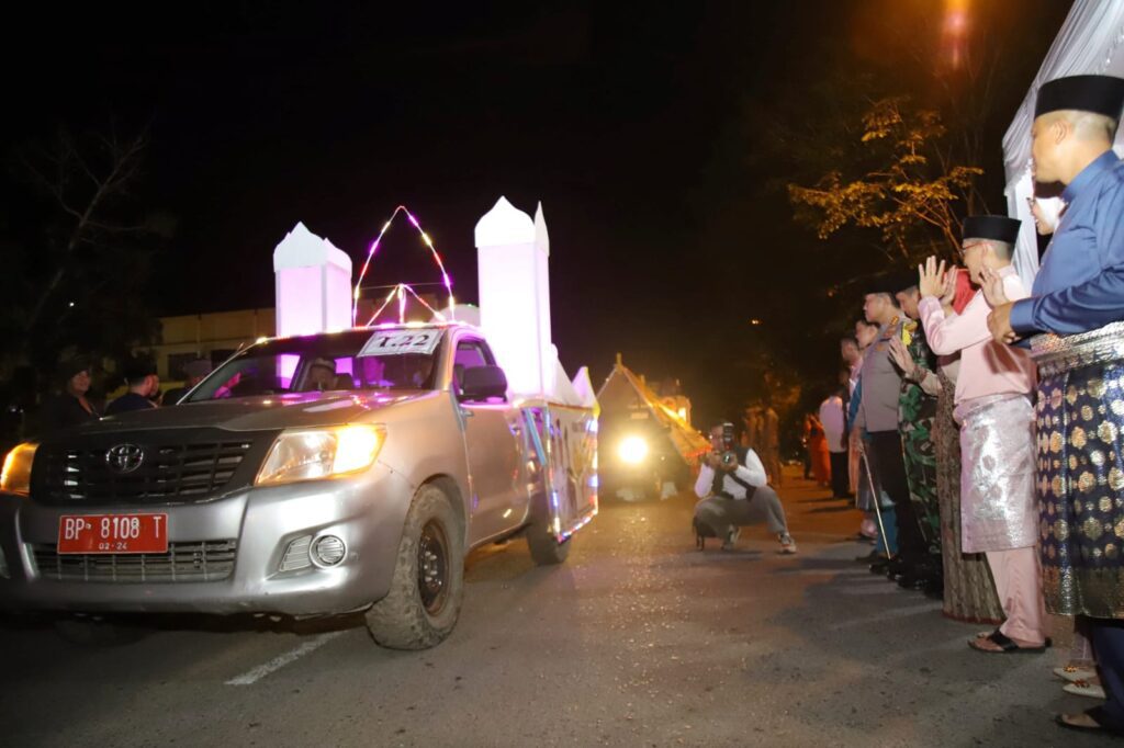 Suasana Pawai Takbir Keliling di Tanjungpinang, tadi malam. (ft amar)