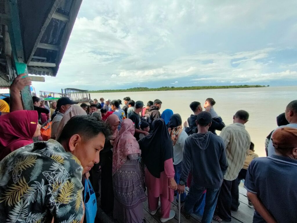Suasana calon penumpang di Dermaga Pelabuhan Durai, siang tadi. (ft adi)